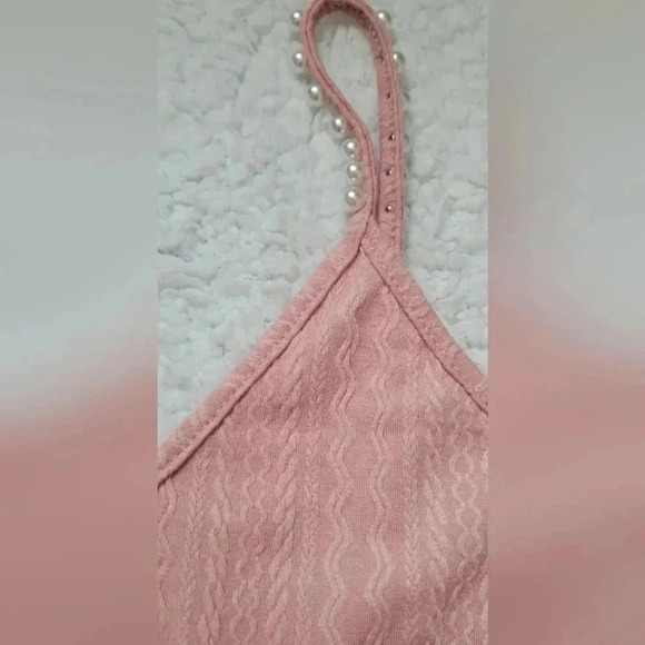 Pink textured tank top with pearl straps - Picture 2 of 4